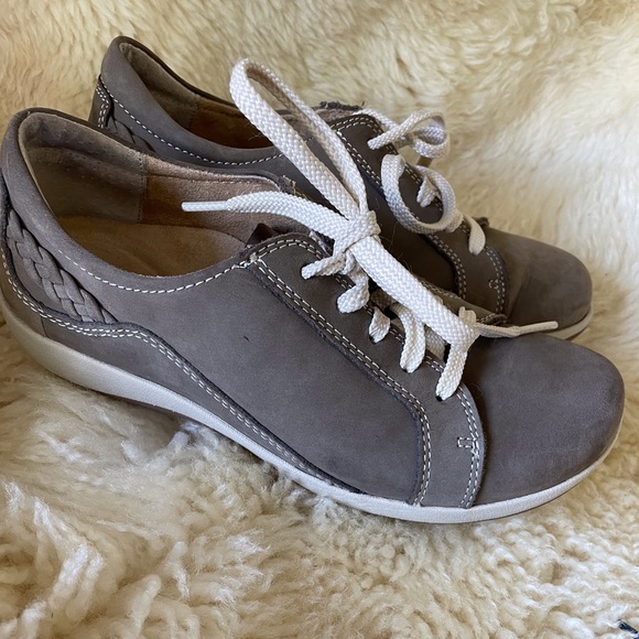 Ladies Aetrex walkers - Picture 2 of 4